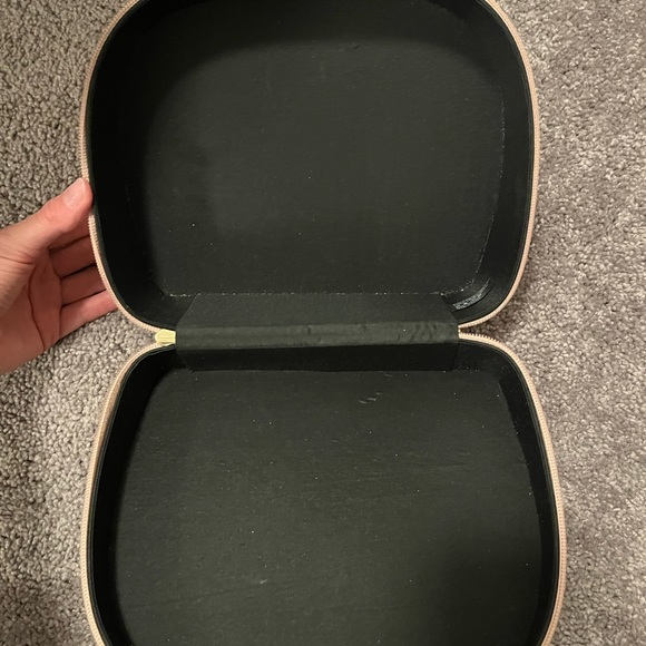 Marc Jacobs Perfume Case - Picture 3 of 3